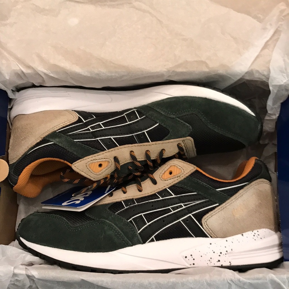 BNIB MENS ASICS GEL SAGA SIZE US 7.5
